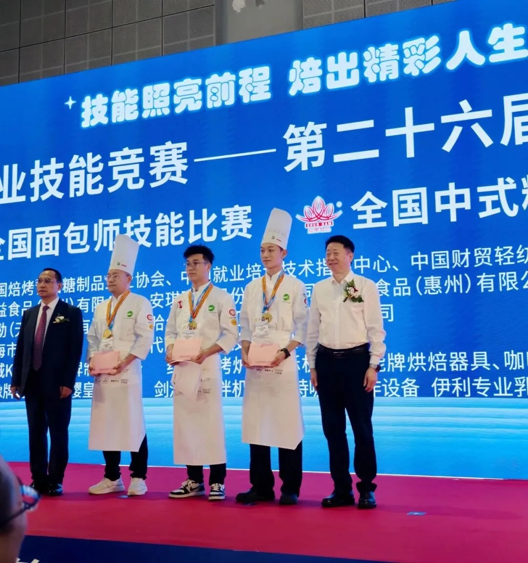 周老师获奖.jpg